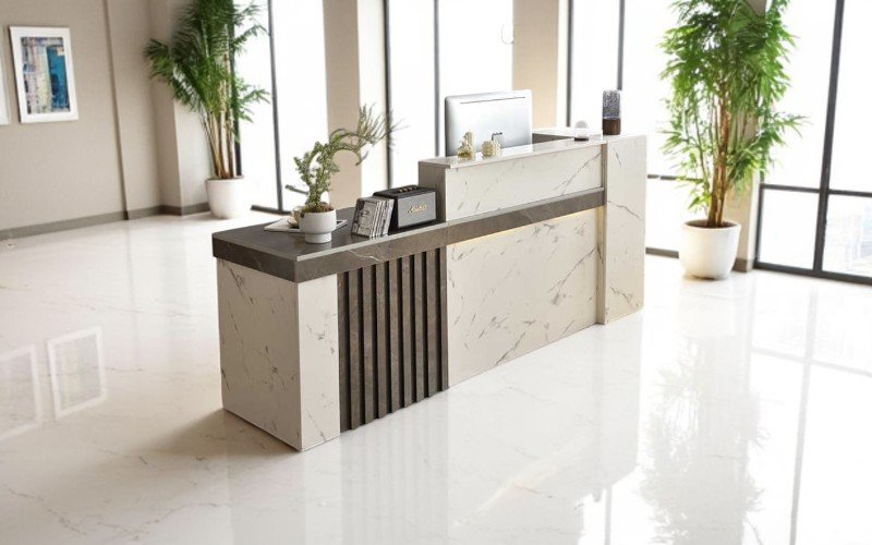 Quầy lễ tân chữ L tiết kiệm diện tích dễ bố trí