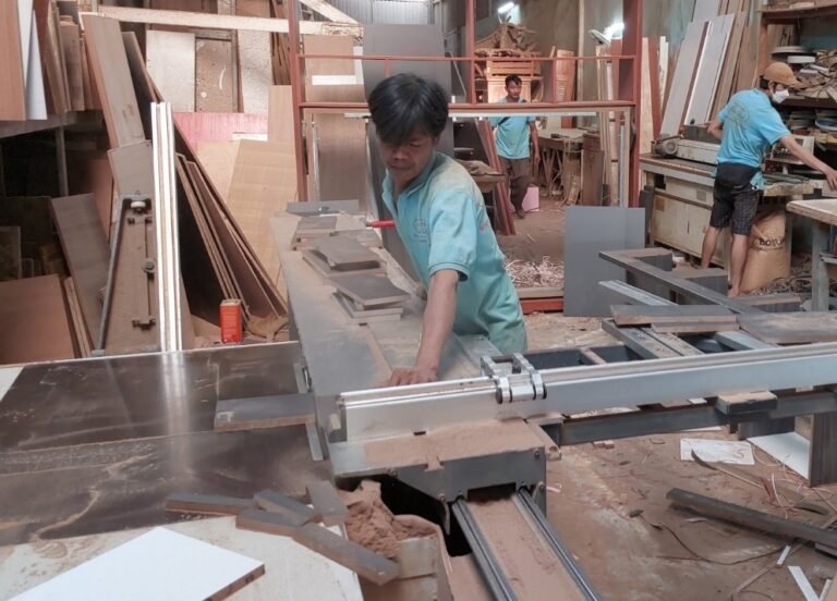 Thợ mộc cắt ván