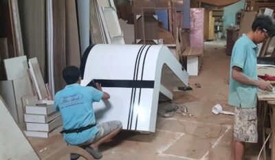 Thợ mộc sản xuất quầy tiếp tân