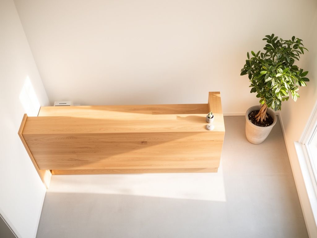 Chăm sóc bề mặt gỗ quầy lễ tân phong cách Japandi tối giản