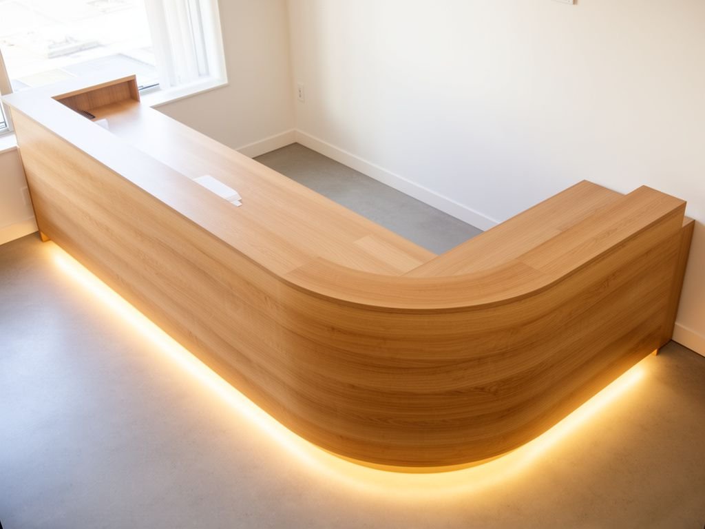 Quầy lễ tân gỗ thiết kế đèn LED chân đế phong cách Japandi